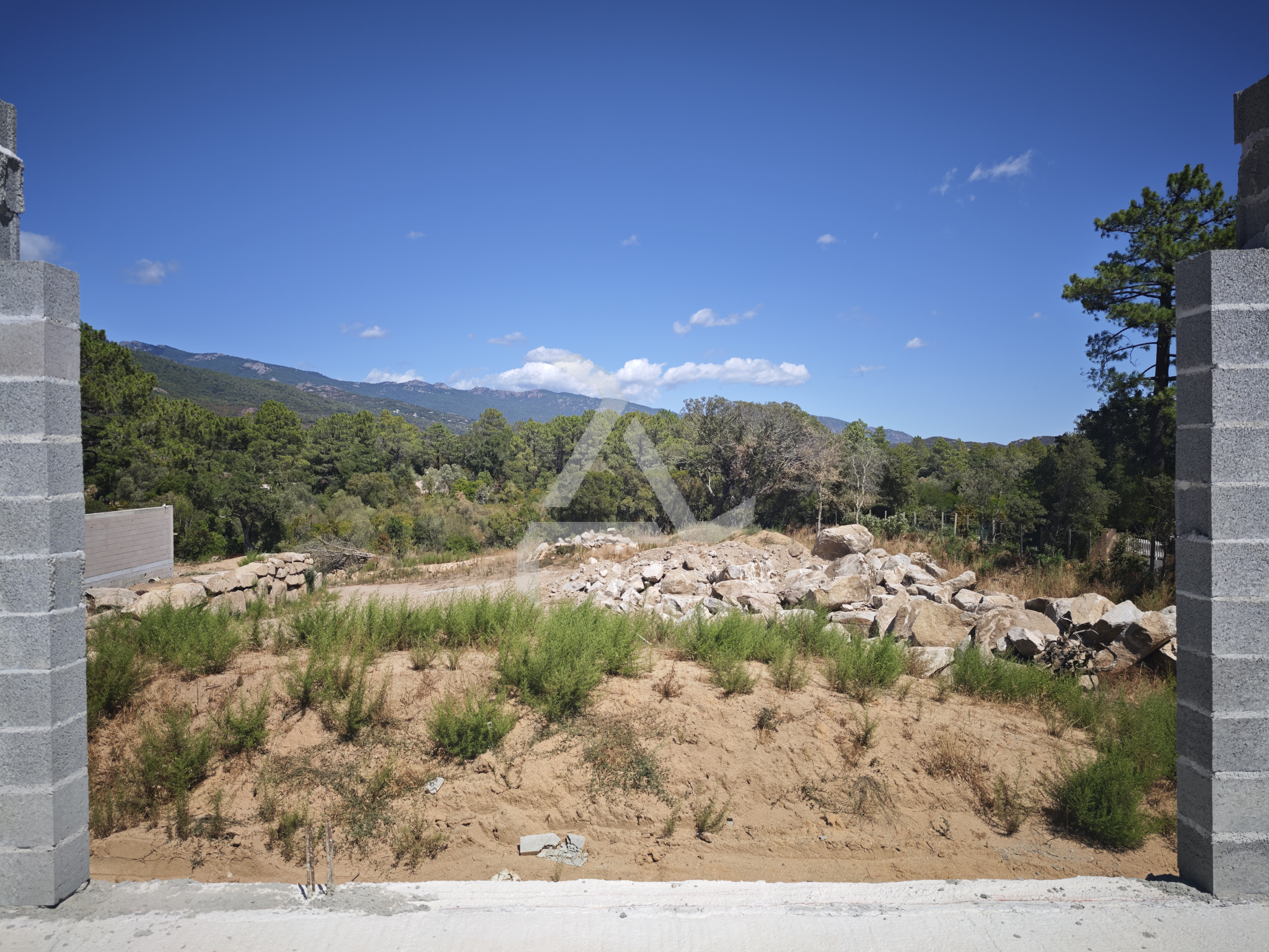 Terrain constructible à vendre à Sotta, 1 117 m² – photo 2 sur 9